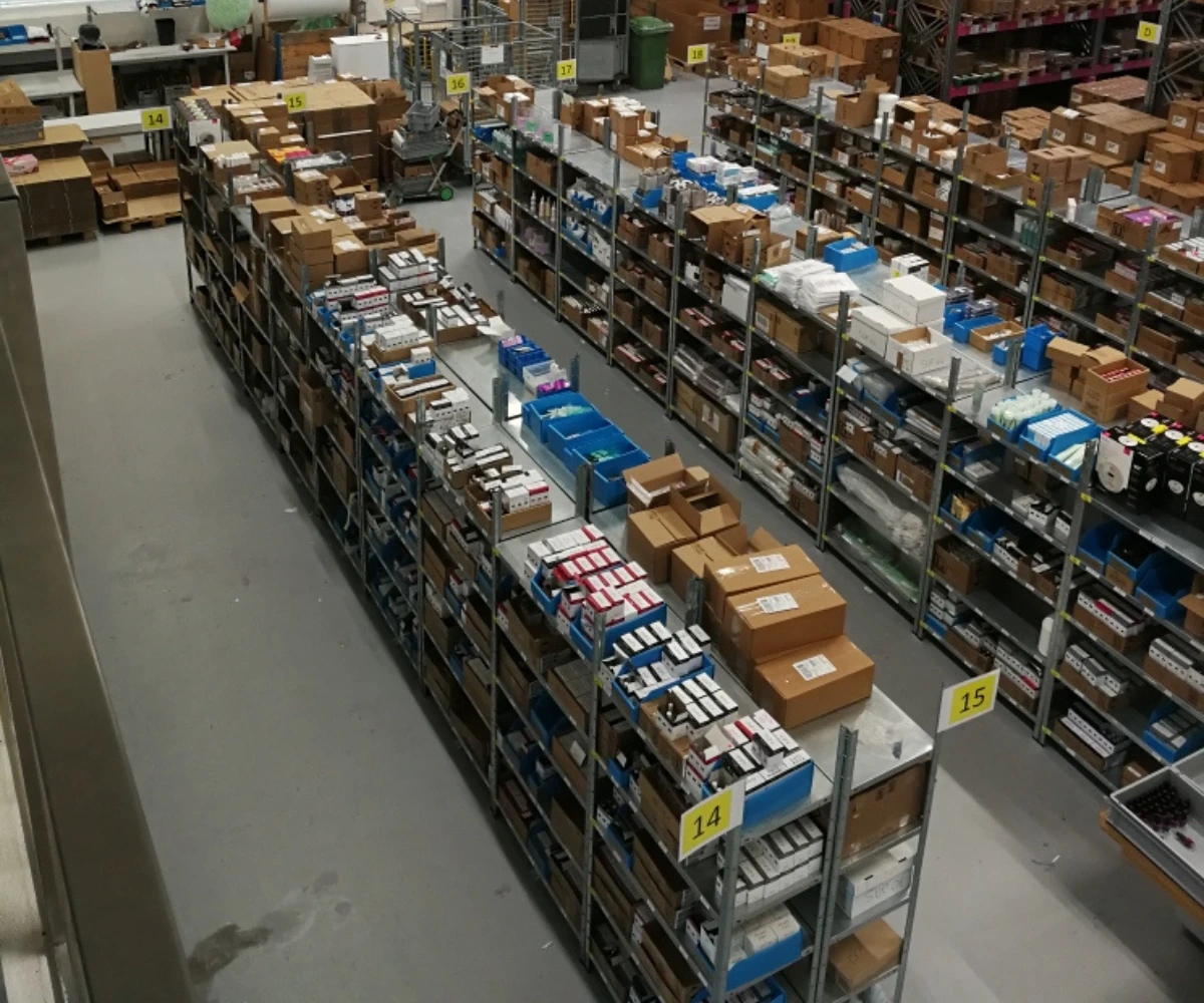 Intérieur de l'entrepôt Bloom, racks de stockage à palettes