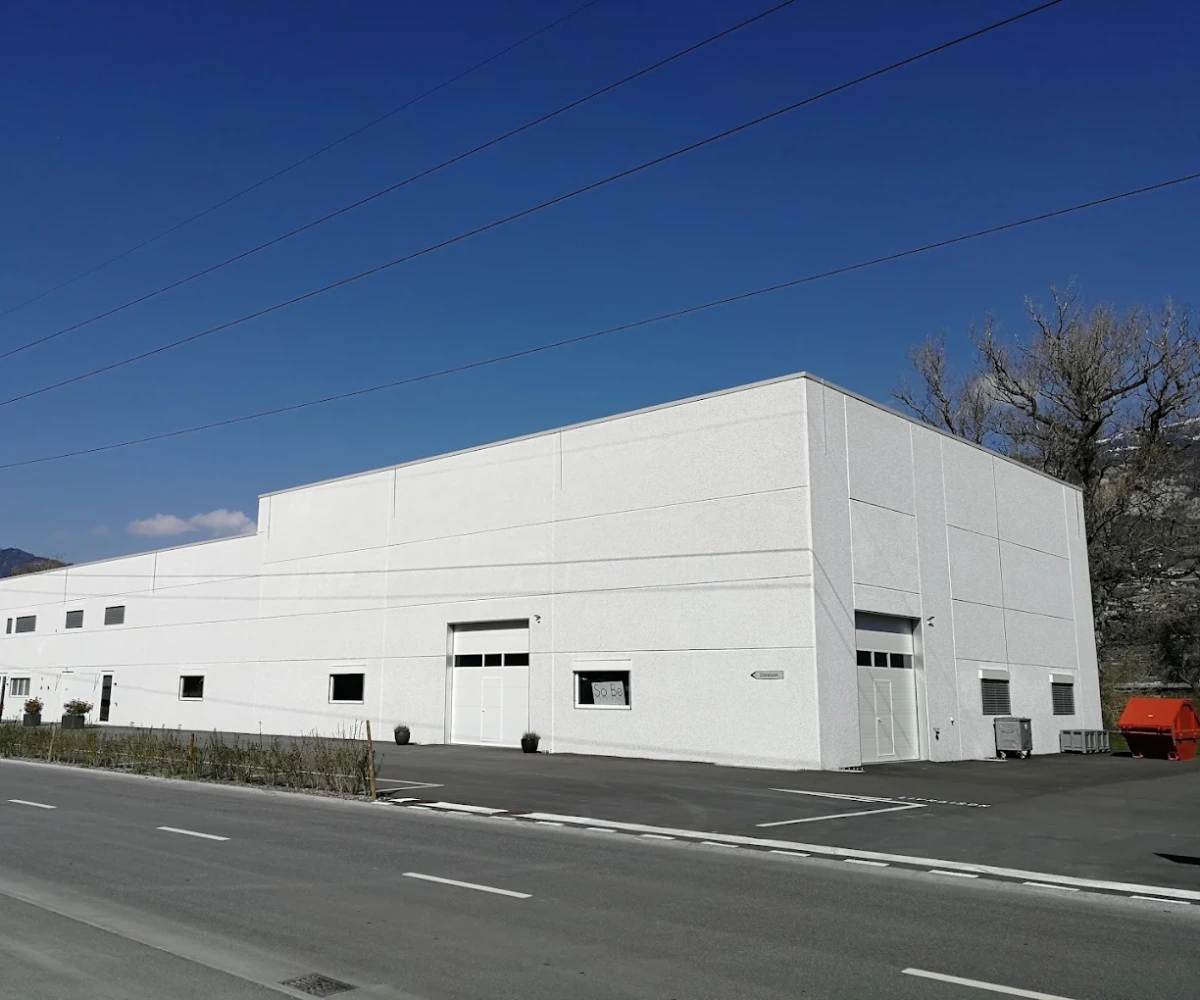 Le centre Bloom à Sierre, bord d'autoroute A3